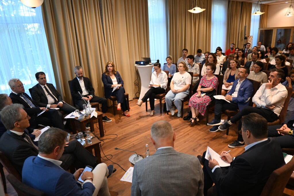 Temat kryesore të diskursit publik e politik në Shqipëri janë: standardet zgjedhore dhe anëtarësimi në BE