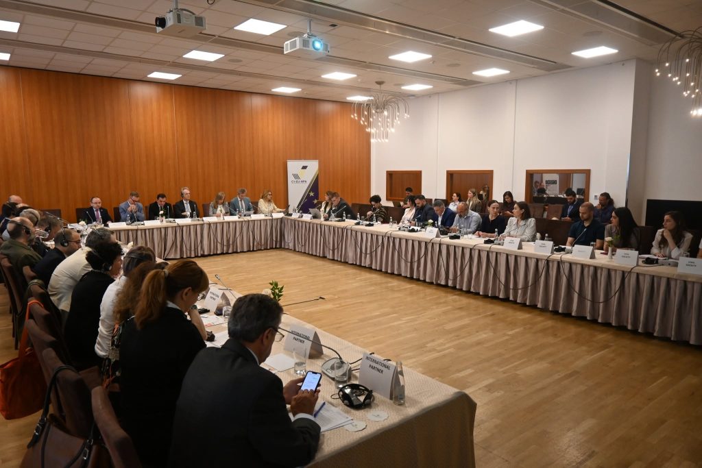 Roundtable discussion and presented its latest report on the performance of Albania’s specialised justice institutions, bringing together representatives of justice institutions, Parliament, international partners, civil society, and leading experts